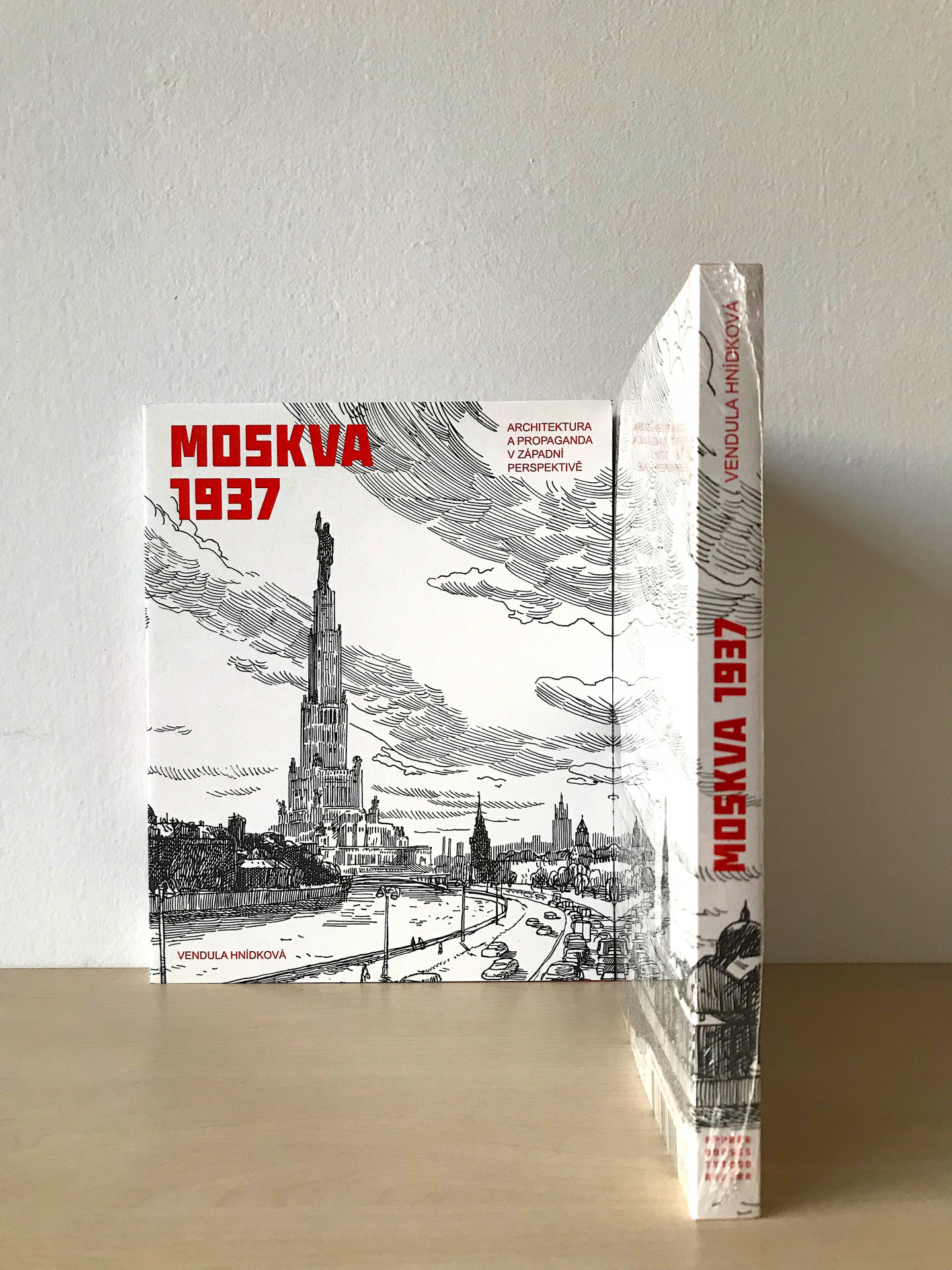 Moskva 1937. Architektura a propaganda v západní perspektivě, Vendula Hnídková, Prostor – architektura, interiér, design, 2018, 184 stran.