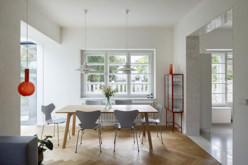 Přízemí zůstalo vyhrazené společným obytným prostorům. (Rekonstrukce prvorepublikové vily v Praze, Lenka Míková Architekti)
