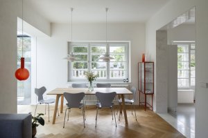 Přízemí zůstalo vyhrazené společným obytným prostorům. (Rekonstrukce prvorepublikové vily v Praze, Lenka Míková Architekti)