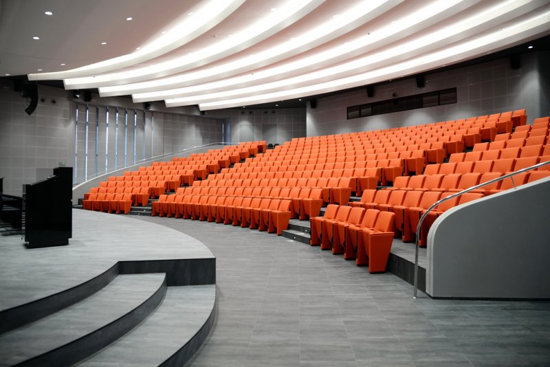 Čerstvě zrekonstruovaná UTB aula ve Zlíně od Evy Jiřičné (Al - Design)