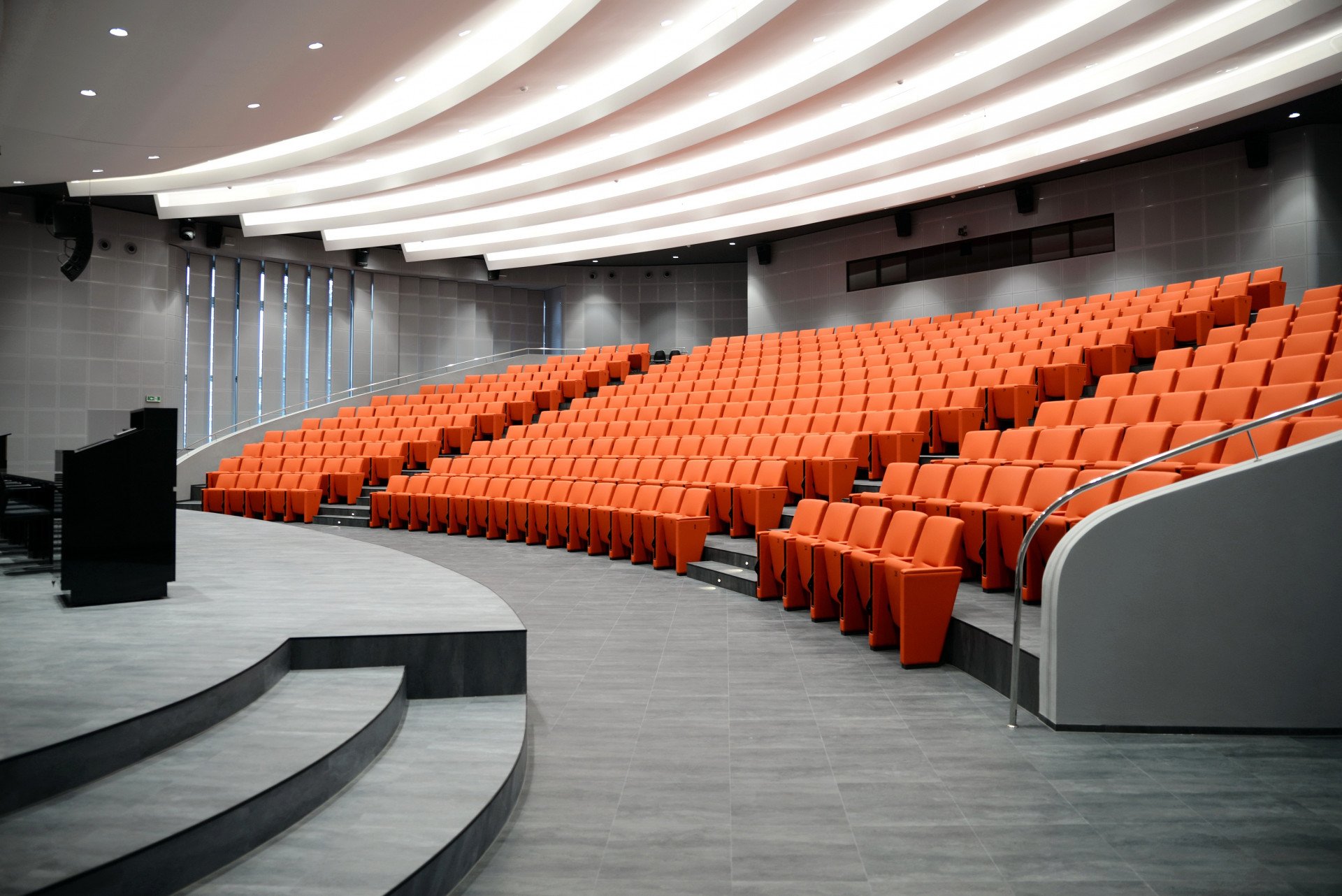 Čerstvě zrekonstruovaná UTB aula ve Zlíně od Evy Jiřičné (Al - Design)