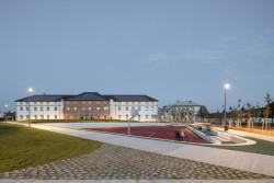 Revitalizace areálu kasáren ve Vysokém Mýtě, Barbora Srpková, Martin Lukáč: Park projdete křížem krážem, cesty navazují na okolní ulice ze všech stran a v parku vytyčují co nejvýhodnější spojení jednotlivých míst