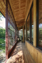 Mříže zůstaly, okna mají trojskla. (Dům Na větru, A1 architects)