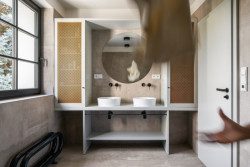 Rekonstrukce řadového domu u letiště, No Architects