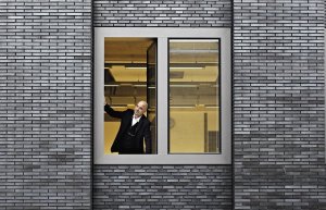 Andreas Hild ve „své“ budově, Technická univerzita v Mnichově.