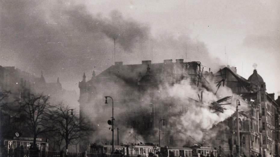 Vybombardování domu na Rašínově nábřeží v únoru 1945