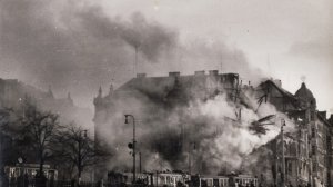 Vybombardování domu na Rašínově nábřeží v únoru 1945