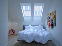 Byty jsou k prodeji v jednotném standardu - mají hotové laminátové podlahy, podlahové vytápění a koupelny. (Rekonstrukce pavlačového domu v Praze-Nuslích, Plus One Architects) 