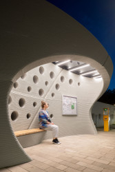 Ve veřejném prostoru působí jako socha.