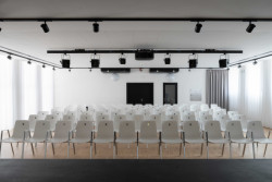 Společnost Wiesner-Hager je odborníkem na kancelářskou architekturu. Mimo to ale vybavuje eventové a konferenční prostory kulturních domů, hotelů a škol