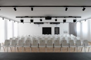 Společnost Wiesner-Hager je odborníkem na kancelářskou architekturu. Mimo to ale vybavuje eventové a konferenční prostory kulturních domů, hotelů a škol