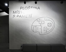 Za novým návštěvnickým centrem osady Ploština stojí studio Art Consultancy.