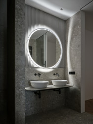 V koupelně dominuje umyvadlový stolek z umělého kamene. (Rekonstrukce měšťanský dům na Valdštejnském náměstí, Formafatal)