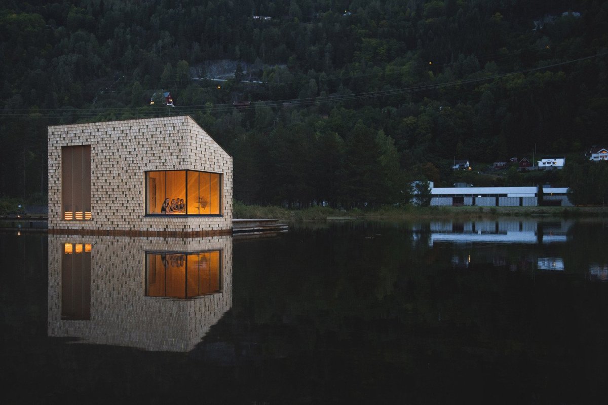 Feste Landscape Architecture navrhli saunu plující na norském jezeře Bandak