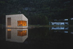 Feste Landscape Architecture navrhli saunu plující na norském jezeře Bandak