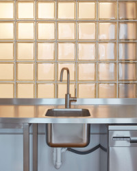 Navrhl si byt, ve kterém je toho záměrně málo. Nerezová kuchyňská linka, policové regály a zelený stůl – ten si navrhl taky. - Byt v Praze na Letné, Prokop Hartl