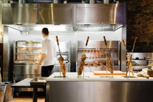 Krémově zelená barva propojuje nábytek napříč restaurací.