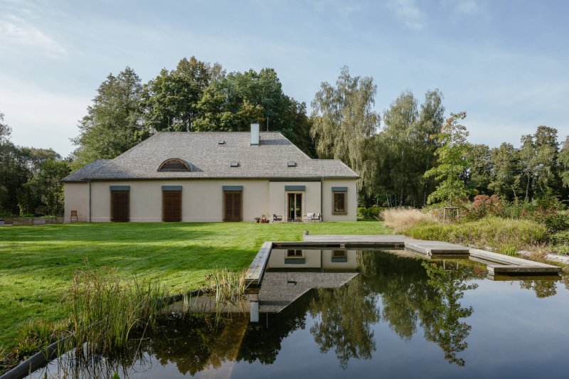 Studio DEBYT proměnilo historický letohrádek Bažantnice v rodinné bydlení