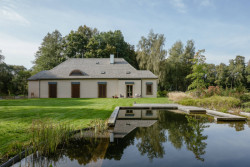 Studio DEBYT proměnilo historický letohrádek Bažantnice v rodinné bydlení