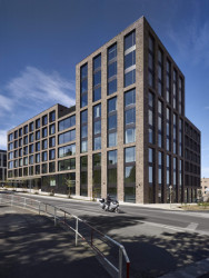 Jakub Cigler Architekti realizovali nárožní administrativní budovu na náměstí W. Churchilla s cihlovou fasádou