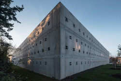 Parkovací dům od Zdeňka Fránka v Dolních Břežanech