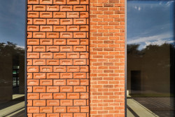 Na fasádách komplexu Lihovar najdeme různé typy cihelných pásků. Přispívají k rozmanitosti.