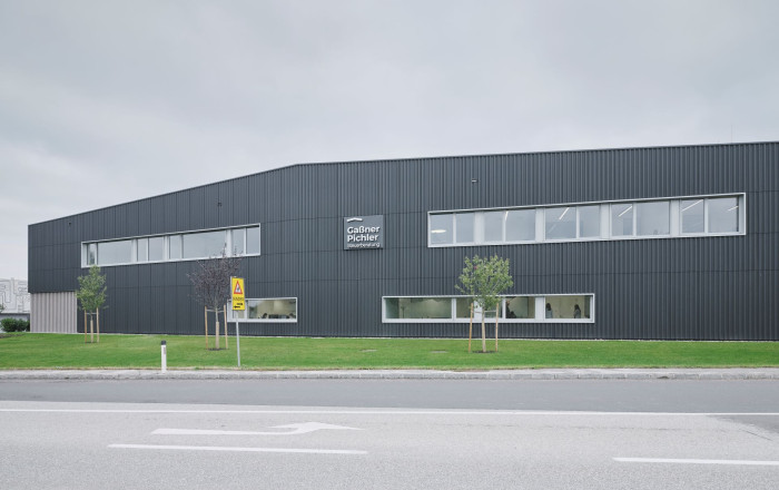 Vlnitá střešní krytina Swisspearl v antracitové barvě na adminitrativní budově ve Schwertbergu v Horním Rakousku