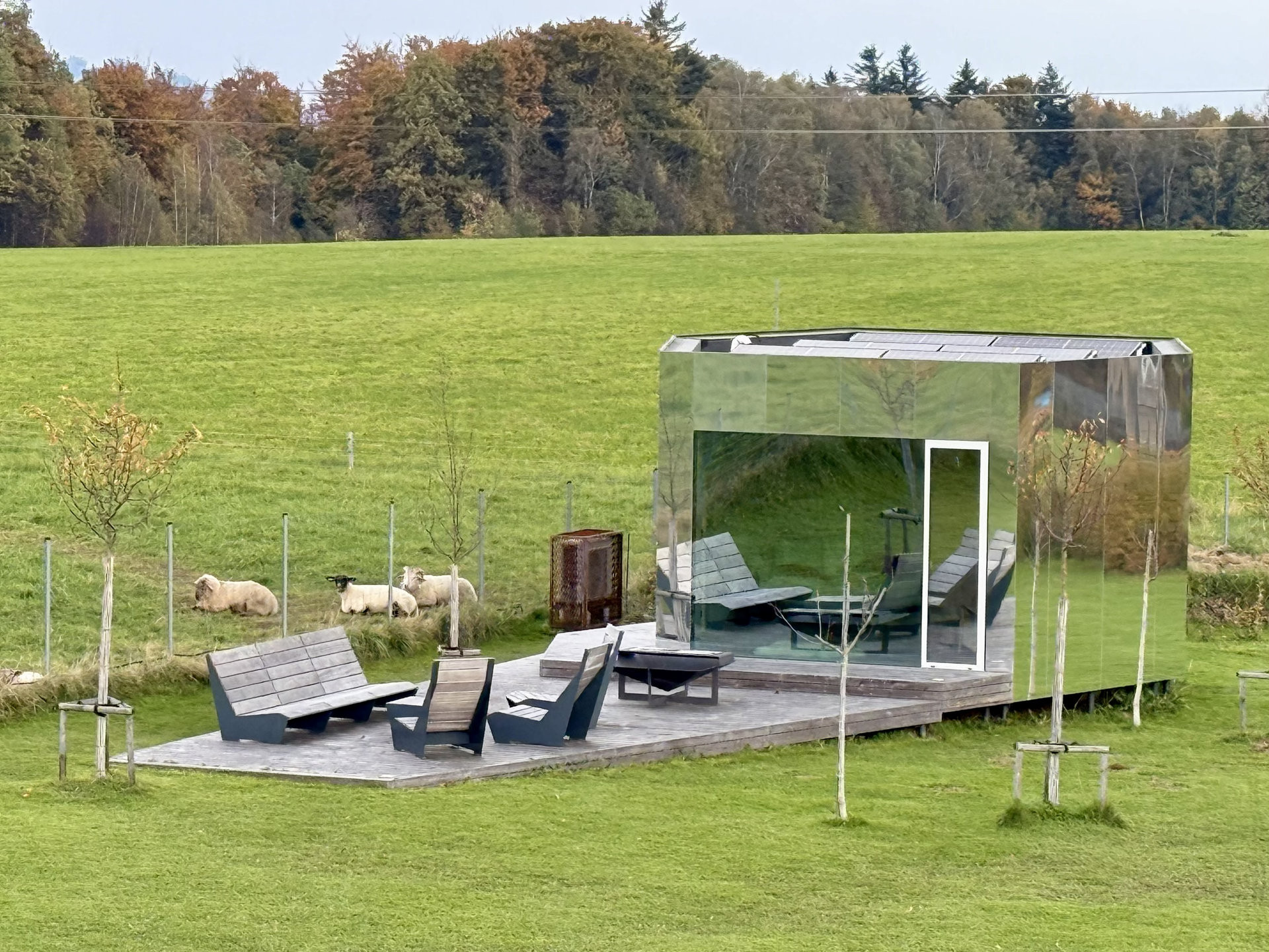 Pergoly a terasy na zemních vrutech (Zrcadlový domu Čeladná; Kamil Mrva)