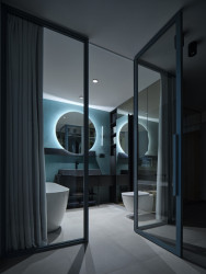 Původní zeď mezi koupelnou a chodbou nahradila prosklená příčka. Prostory se tak esteticky zvětšily a zároveň propojily. (Rekonstrukce bytu v Pitkovicích, Formafatal)