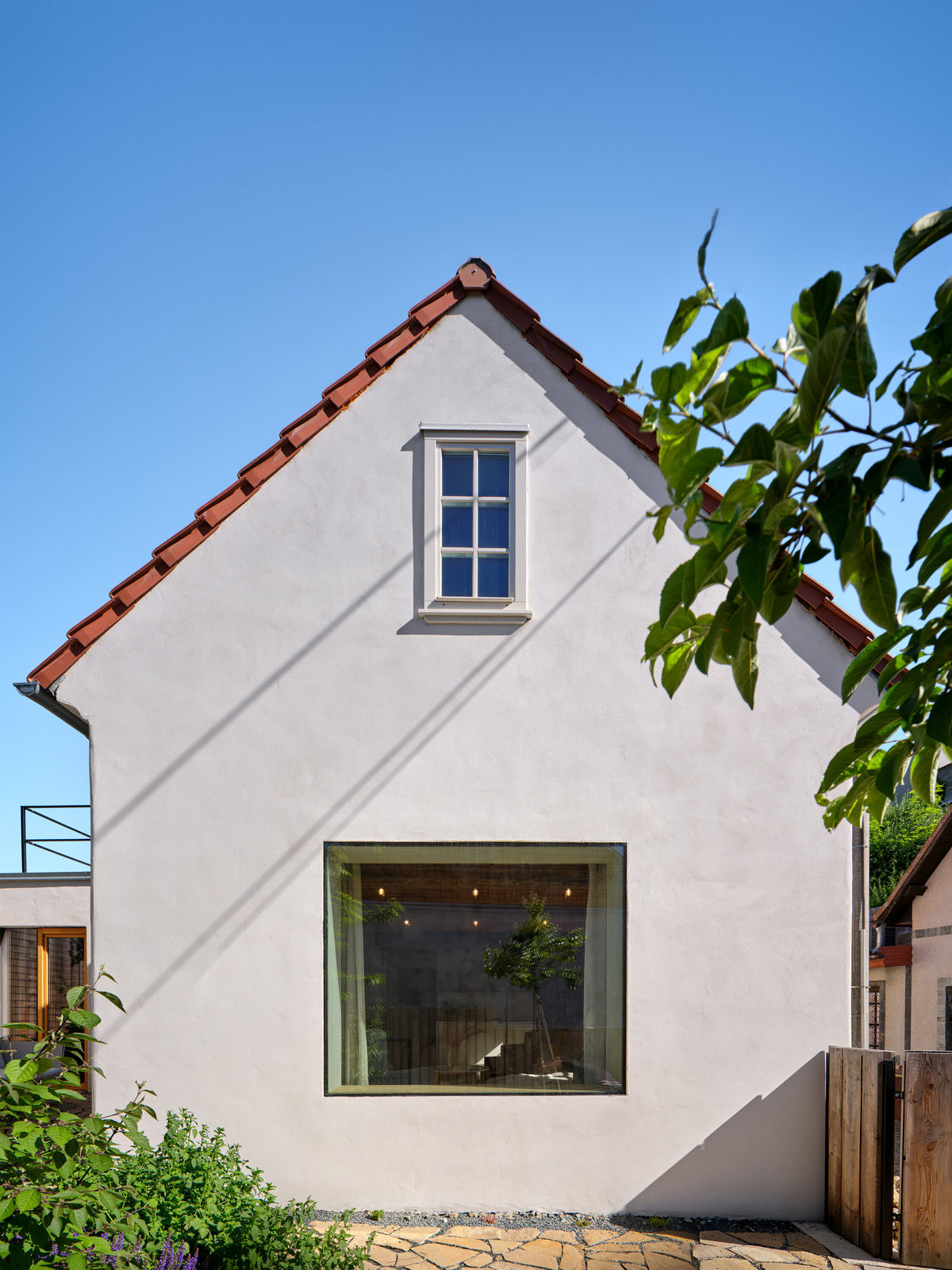 Architekti se zabývali otázkou jak navrhnout současný dům v historickém prostředí vesnice. (Bukovanský domeček; SENAA architekti)