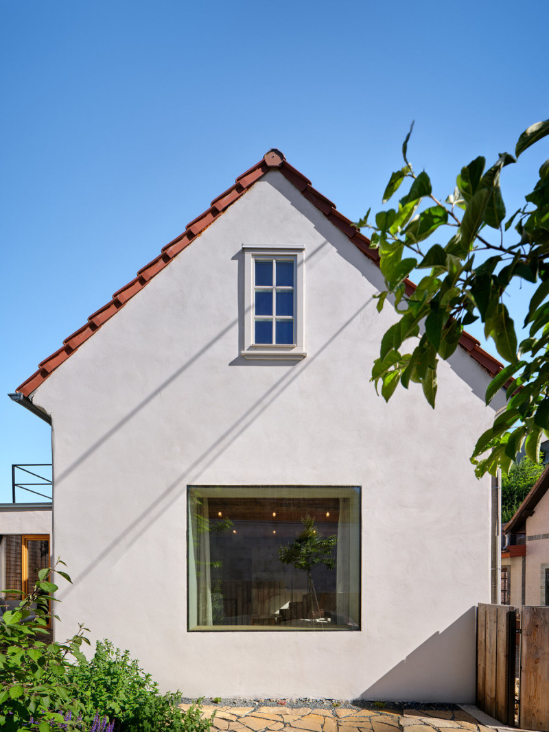 Architekti se zabývali otázkou jak navrhnout současný dům v historickém prostředí vesnice. (Bukovanský domeček; SENAA architekti)