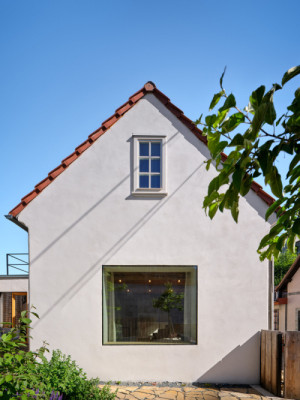 Architekti se zabývali otázkou jak navrhnout současný dům v historickém prostředí vesnice. (Bukovanský domeček; SENAA architekti)