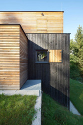 Celá chata je elegantně zapuštěná do zeminy, a díky tomu jsou jednotlivá patra přístupná z různých výškových úrovní. (Chata v Posázaví, Studio Sporadical)