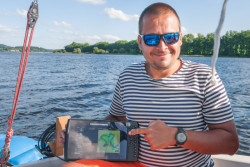 Odborník z týmu Fakulty stavební ČVUT ukazuje výsledky sonarového měření přímo v oblasti srdce Vltavy.