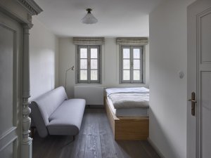 Tauhaus nyní funguje jako penzion (Rekonstrukce Tauhaus; studio Olgoj Chorchoj)