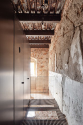 Oficiálně může v buňkách po předchozí rezervaci přespat kdokoliv a zcela zdarma, všichni jsou však vyzváni k dobrovolnému příspěvku.