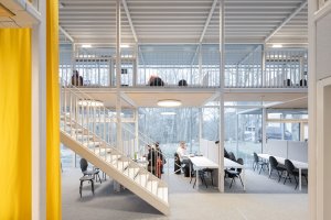 Klíčová je prostorová hierarchie, která je nástrojem pro mezioborovou výměnu znalostí mezi studenty i členy fakulty. (Gustav Düsing & Max Hacke, Studijní pavilon)