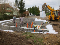Provádění základové desky z pěnoskla je již u konce, ale další zajímavé etapy stavby jsou před vámi (Dřevostavby všemi smysly) - foto