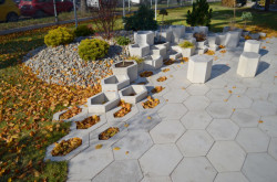 Park společnosti SVCS Process Inovation ve Valašském Meziříčí s mobiliářem H-E-X od PRESBETON, Next Level Studio/ Michal Kutálek.