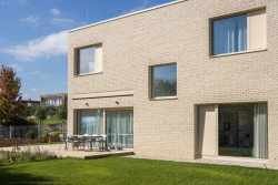 Místo pro posezení na klidné jihozápadní straně domu. (Rodinný dům v Radotíně, System Recovery Architects)