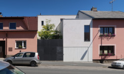 Rodinný dům ve Vlašimské ulici v Benešově, Šárka Holišová Šochová, Hynek Holiš.