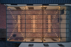 Kocanda Kravsko, ORA: Posedět se zde dá pod oprýskanou ocelovou konstrukcí, kterou vyplnily nové skleněné tabule