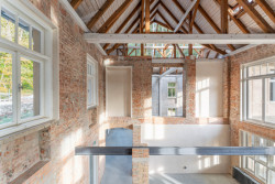 Objekt Sirných a slatinných lázní nyní hostí společenské a kulturní akce, slouží také jako zimoviště rostlin. (Sluneční lázně v Luhačovicích, TRANSAT architekti)