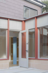 Přístavba rodinného domu v Londýně, Artefact: Trojúhelníkový sloup vyznačuje přechod nového a starého, nachází se totiž v místně původní stěny