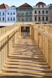 V Hradci Králové si připomínají 800 let od první zmínky o městě. Při té příležitosti vznikla kolem studny na náměstí dřevěná umělecká instalace.