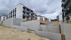 Základ jednotlivých domů tvoří filigránové stěny a stropy