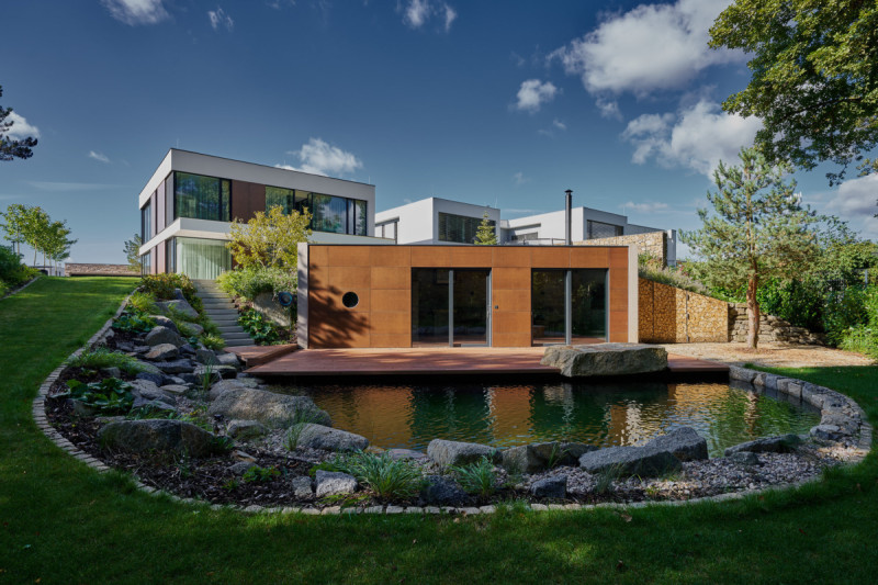 Zahrada má přírodní charakter a postupně přechází v les. (Rodinná vila v Brně;  KYZLINK ARCHITECTS)