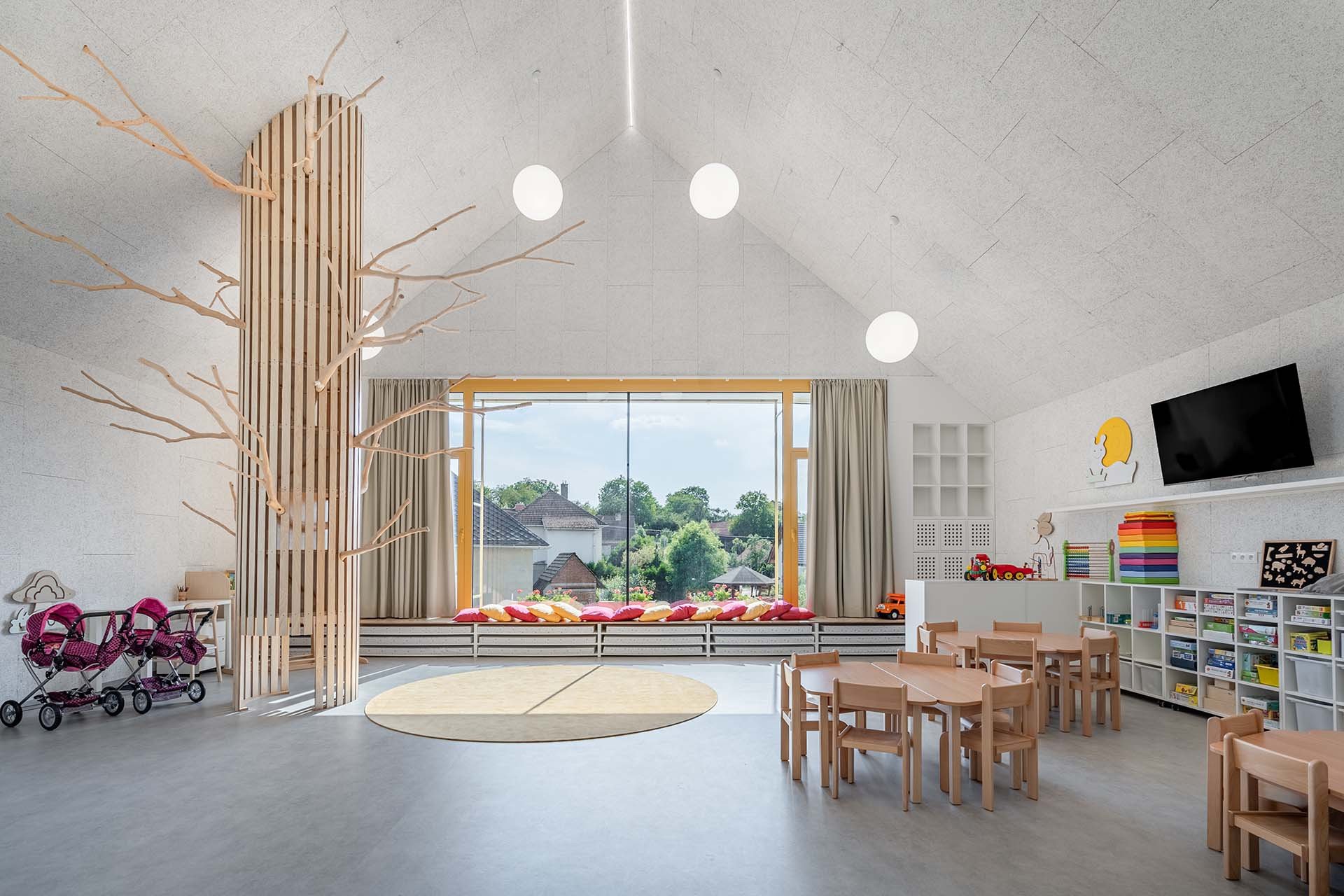 Třídy otevřené do krovu, aby se splnila norma na objem vzduchu. (MŠ Bratřejov, talaša kutěj architekti)