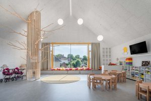 Třídy otevřené do krovu, aby se splnila norma na objem vzduchu. (MŠ Bratřejov, talaša kutěj architekti)