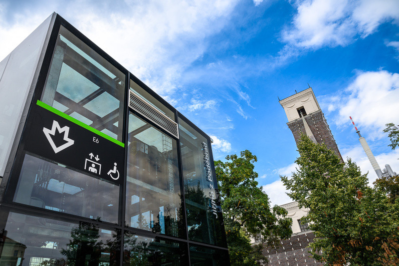 Zrekonstruovaná stanice metra Jiřího z Poděbrad je nově přístupná i osobám s omezenou schopností pohybu a orientace. 